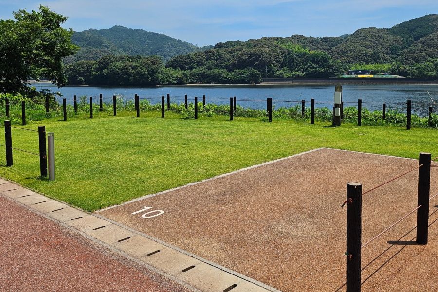 開けた川沿いキャンプサイト（提供写真）
