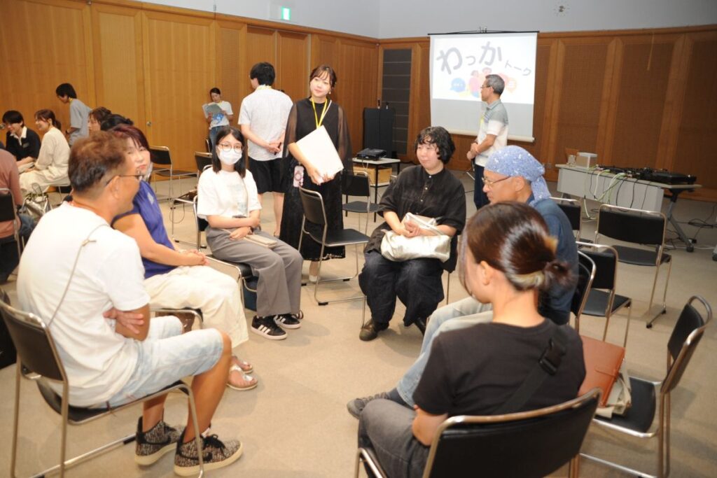 それぞれの感想や意見を語り合う参加者