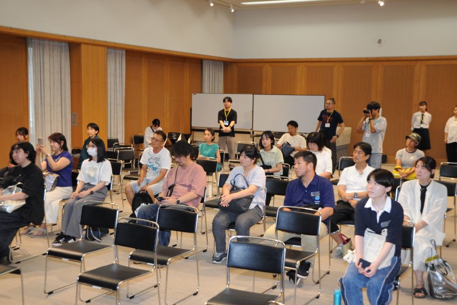 「オモロー授業」には教員や保護者ら約 40 人が参加しました