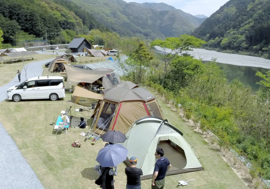 オープンを待ちわびていたアウトドア愛好家らが続々と訪れたキャンプサイト（越知町片岡の「スノーピークおち仁淀川キャンプフィールド」、高知新聞 2018 年）