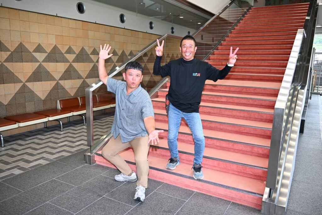 「出演する夜須の皆さんの良さが生きるステージにしたい」と準備に励む実行委員長の野島利和さん＝右＝と夜須公民館館長の山下裕矢さん＝左（香南市夜須町坪井）