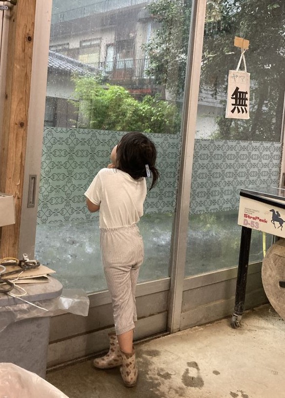 静かにじっと雨を眺めています