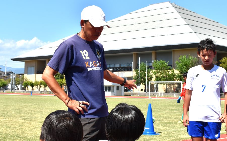 熱心に指導する香我美ＳＣの西内慶明さん（香南市野市町西野の県立青少年センター）