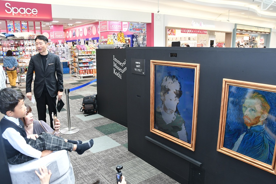AIゴッホが似顔絵を描いてくれるブースも