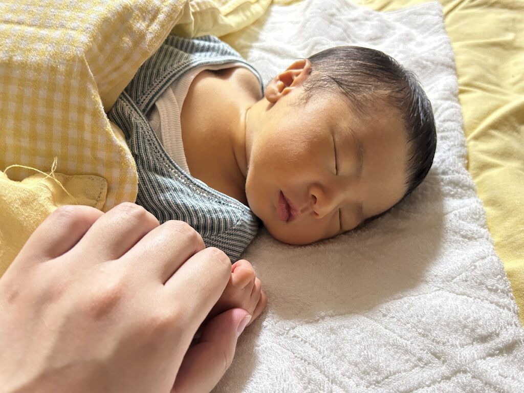 家に来たばかりの息子。入院中は1日20分しか会えなかったパパは、つい写真をたくさん撮ってしまいます。