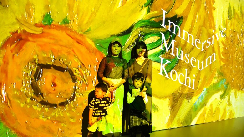映像と音で楽しむアート展「イマーシブミュージアム」にココハレサポーターズと行ってみた | 会場の広さは?暗さは?ゴッホの「ひまわり」が動き出す!