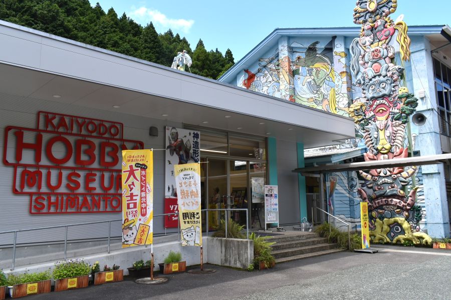 チケットはこちらの建物