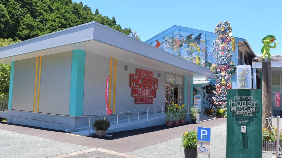 海洋堂ホビー館四万十｜巨大恐竜、ゴジラ、人気アニメ…フィギュアの聖地が四万十町の山奥に！「海洋堂かっぱ館」も一緒に訪れては？
