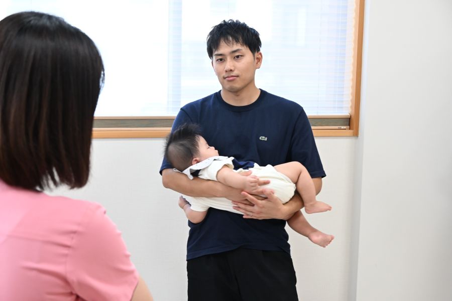 赤ちゃんが落ち着く抱っこのやり方など普段は聞けない育児のコツも学べます