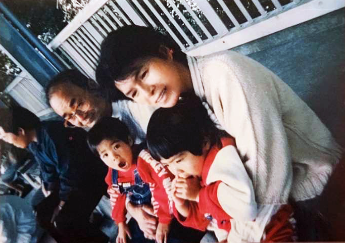 高知の祖父母と幼少期の双子（提供写真）
