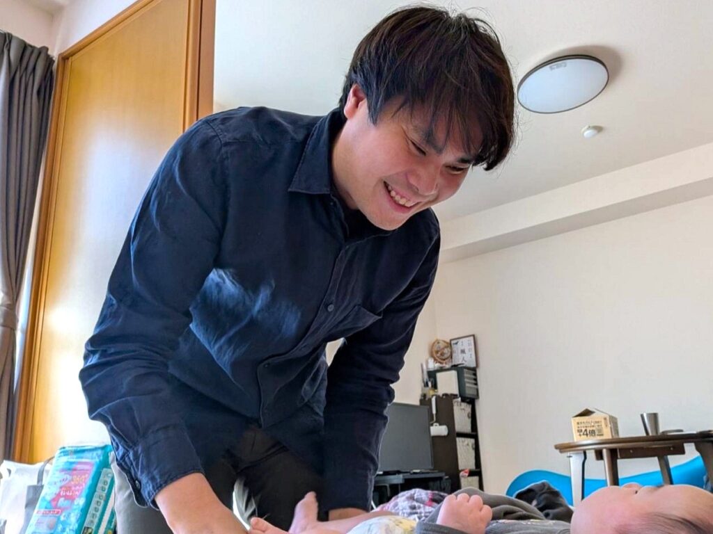 初めてのおむつ交換ではうまくはかせられずに苦労しました