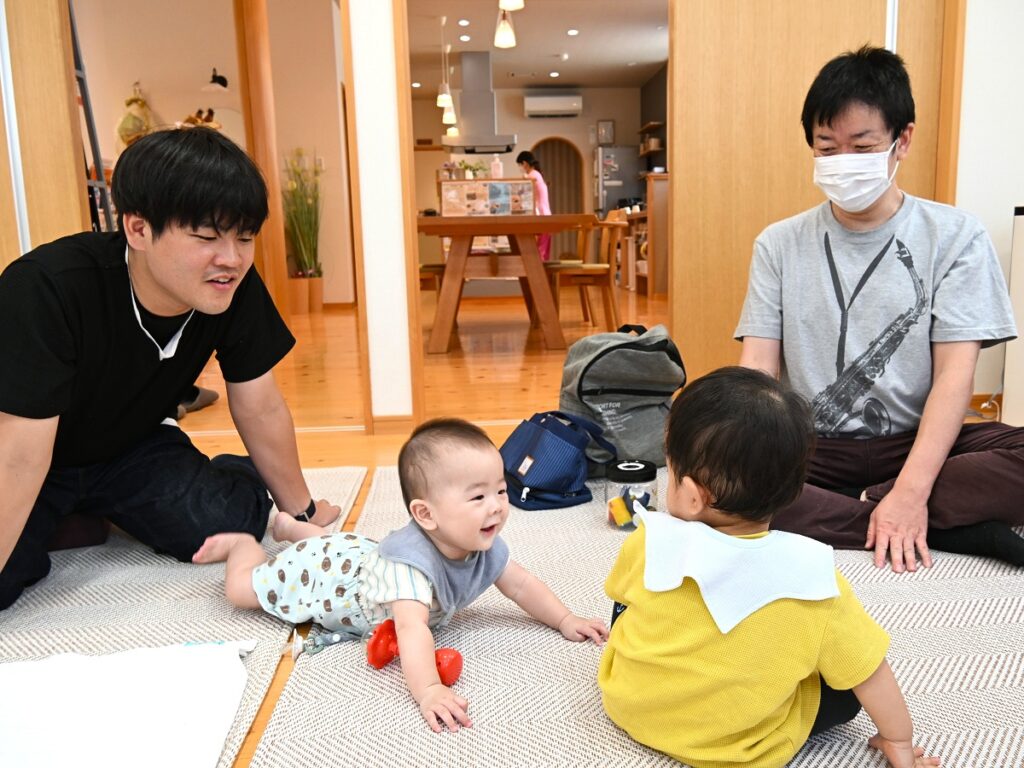 近い距離感でパパと子どもを交えた自然な会話が生まれます