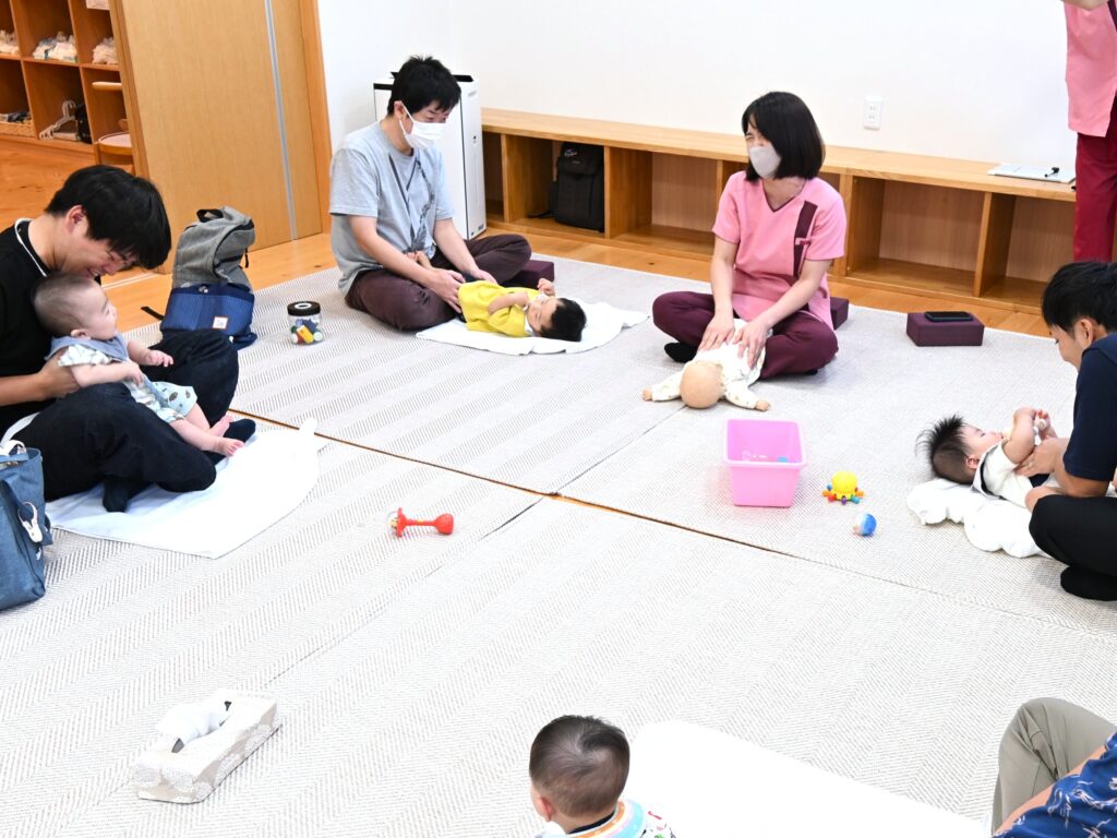 ベビーマッサージをしながら交流が始まりました